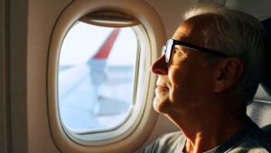 Glaucoma y viajes en avión: cómo cuidar tu presión ocular durante el vuelo