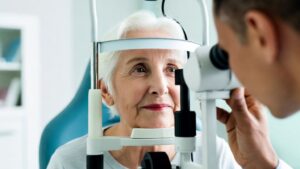 Síntomas normales después de una operación de cataratas: qué esperar en tu recuperación