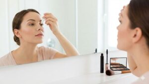 <p>¿Usas gotas para el glaucoma y maquillaje? Conoce las recomendaciones de especialistas para evitar irritaciones, infecciones y complicaciones oculares.</p>
